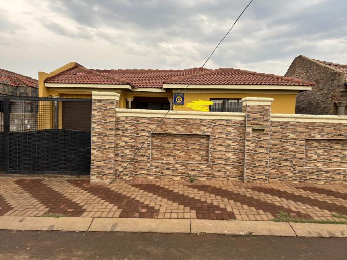 4 Bedroom House for Sale For Sale in Protea Glen - MR599776