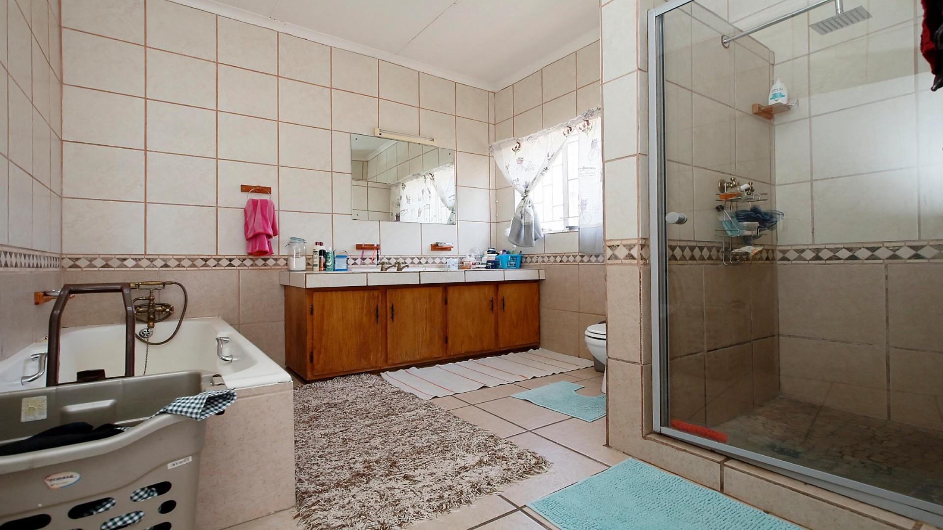 Bathroom 1 of property in Ermelo