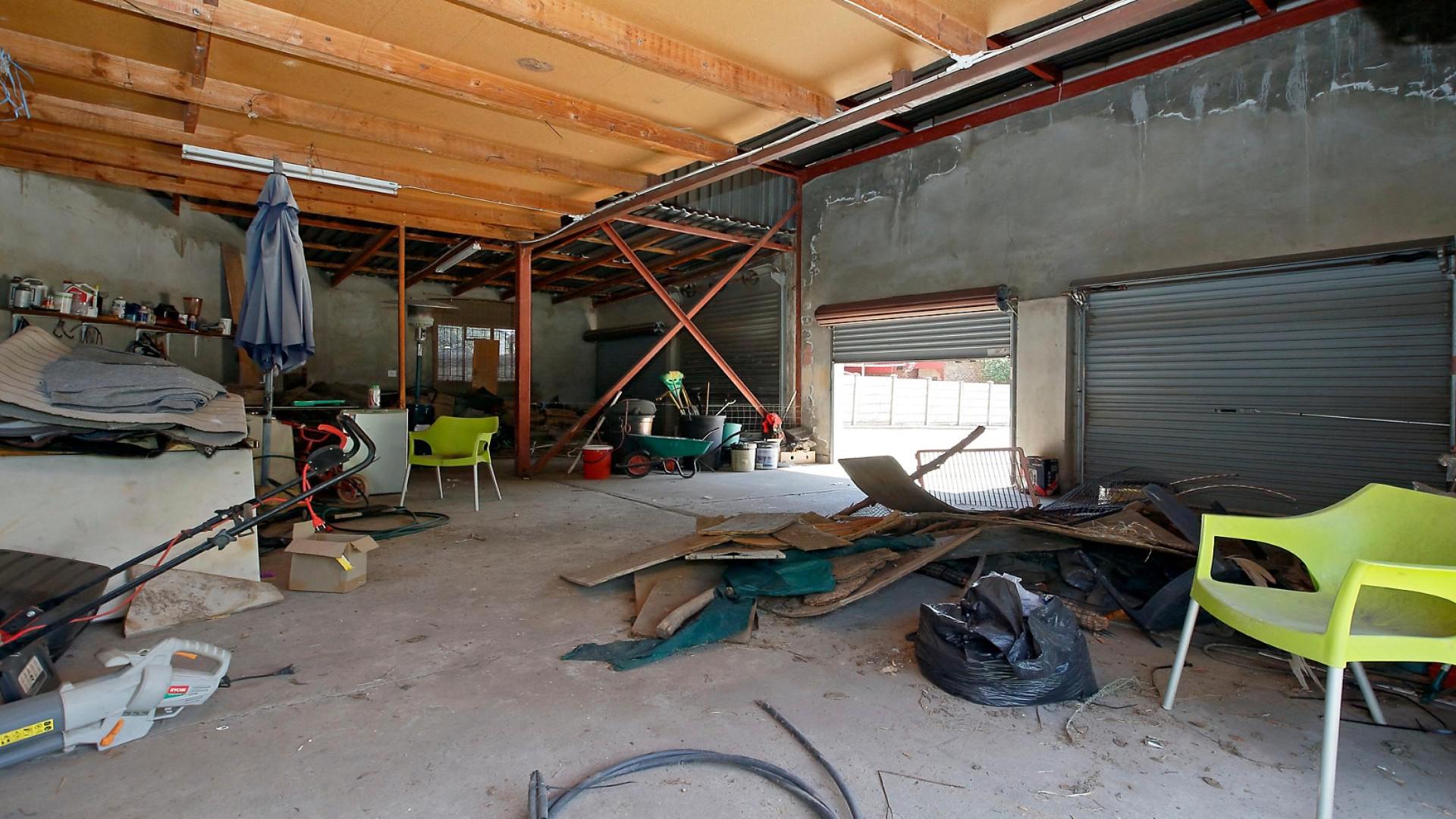 Garage of property in Ermelo