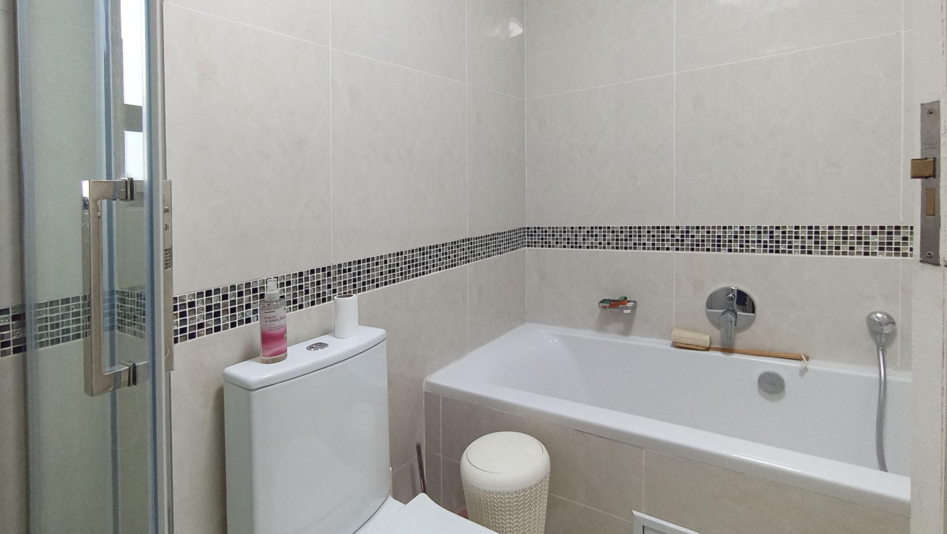 Main Bathroom - 6 square meters of property in Noordhang