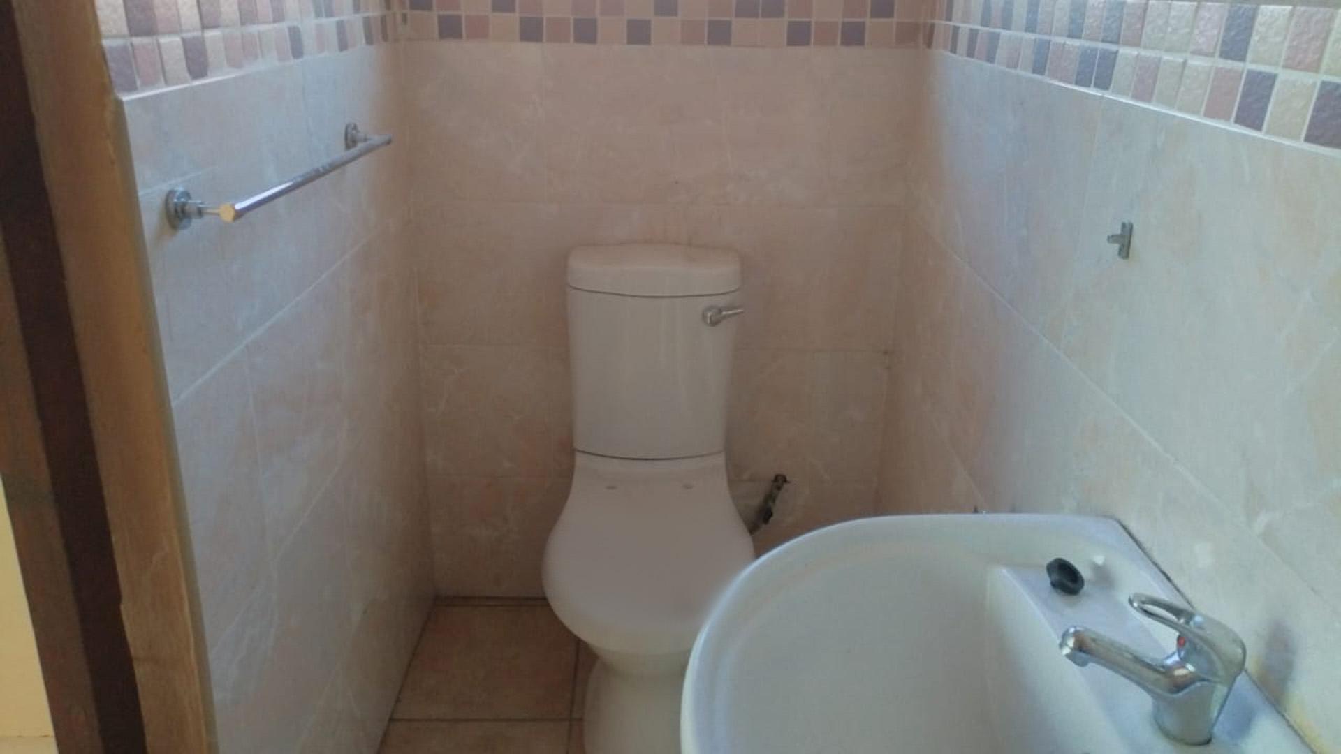 Bathroom 1 of property in Ladysmith