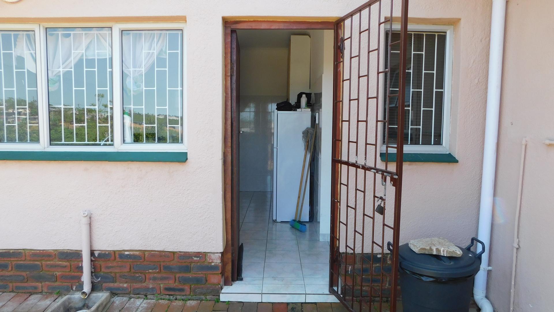 Flatlet - 86 square meters of property in Reservoir Hills KZN