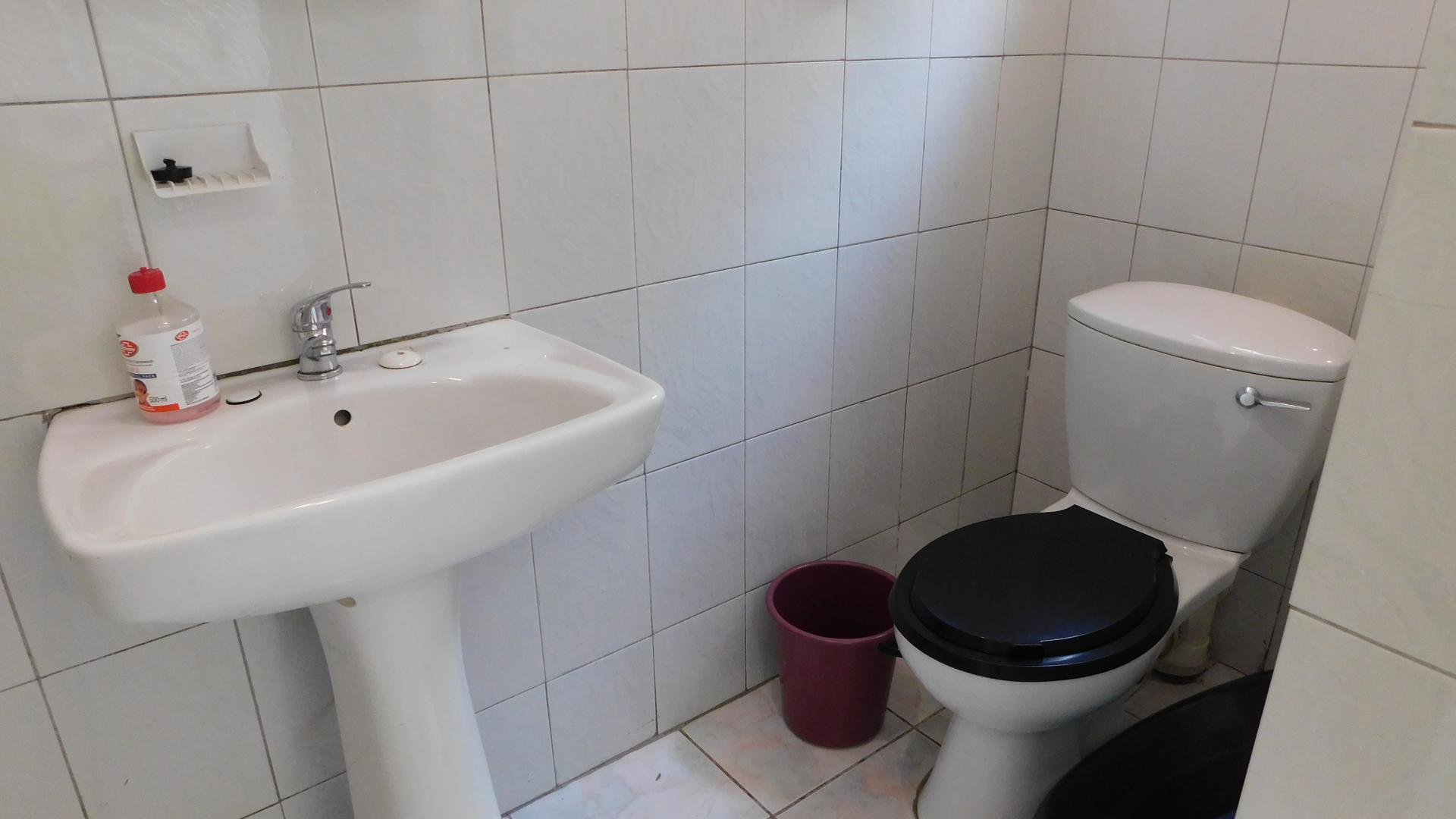 Bathroom 2 of property in Reservoir Hills KZN