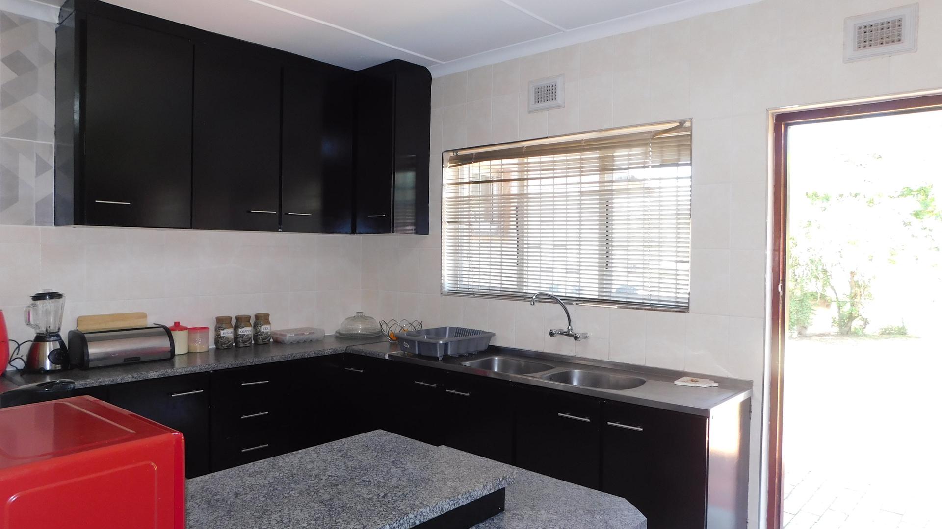 Kitchen - 14 square meters of property in Reservoir Hills KZN