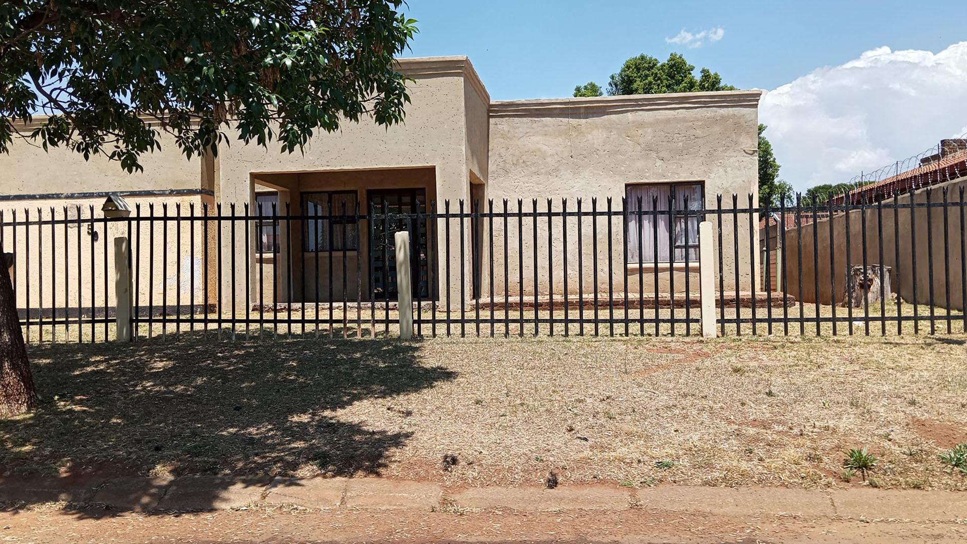 Front View of property in Westonaria