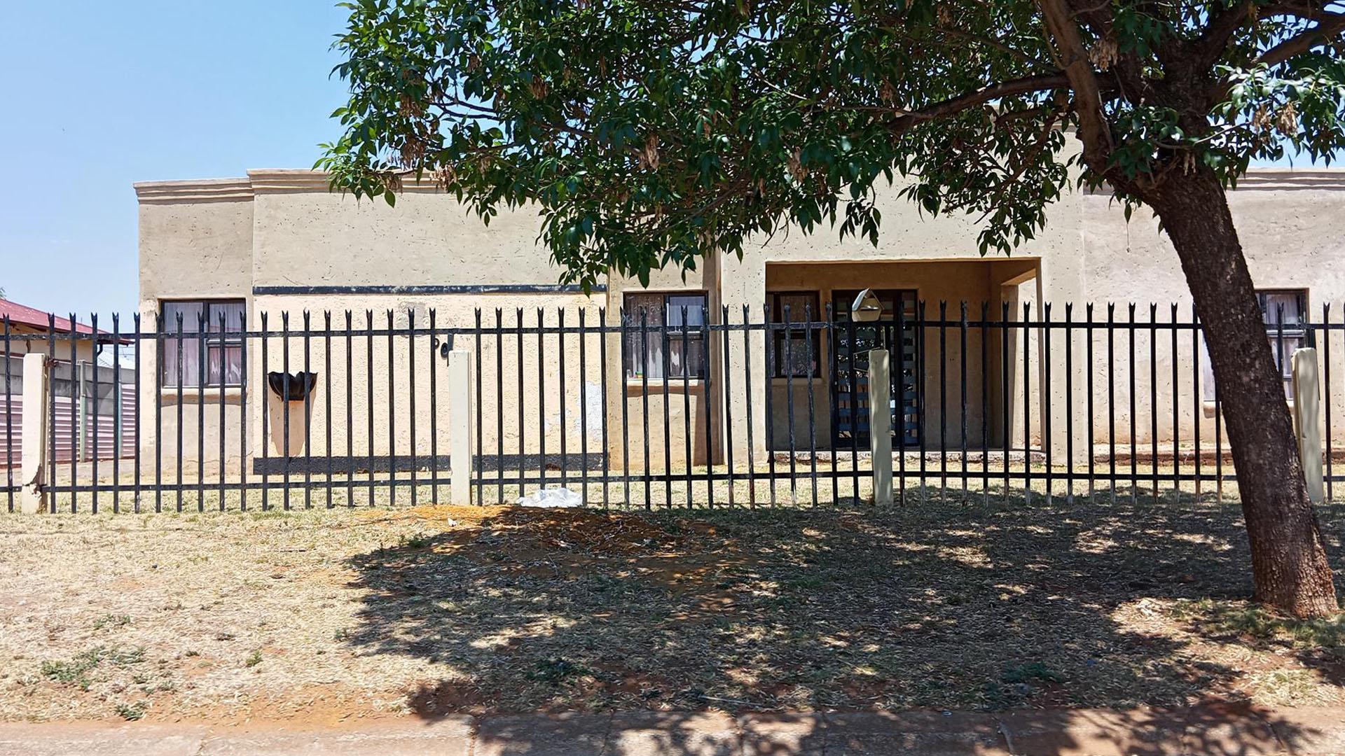 Front View of property in Westonaria