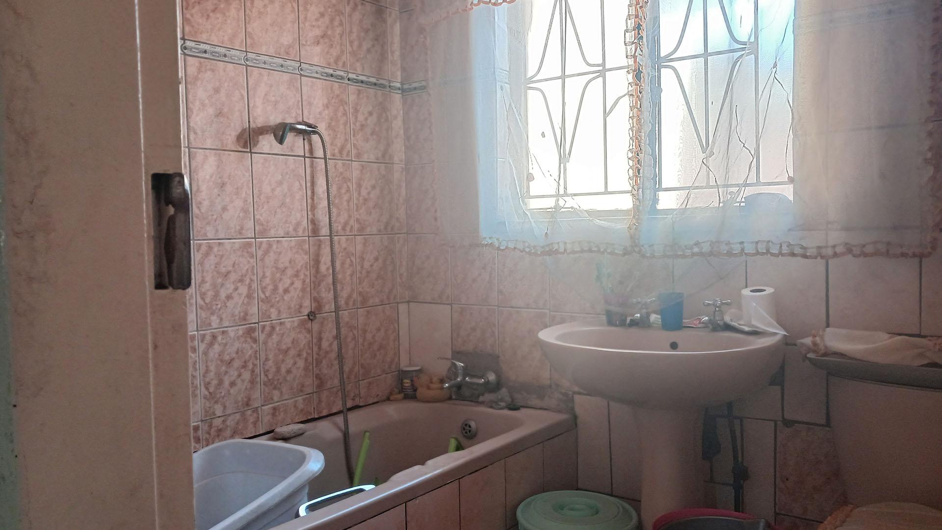 Bathroom 1 - 4 square meters of property in Vosloorus