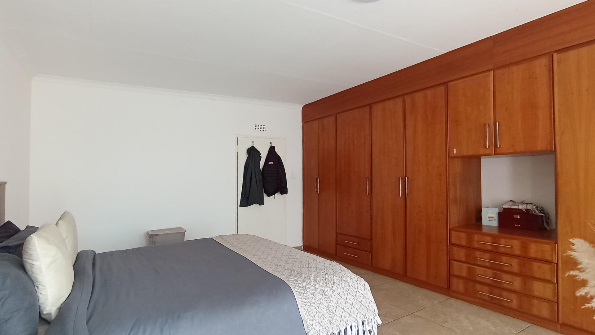 Main Bedroom - 25 square meters of property in Atholl Gardens