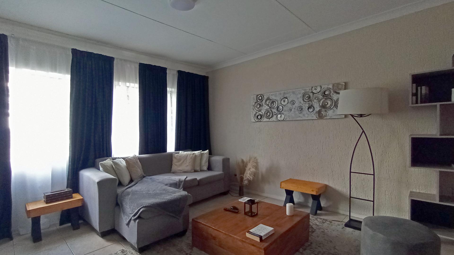 Lounges - 16 square meters of property in Atholl Gardens