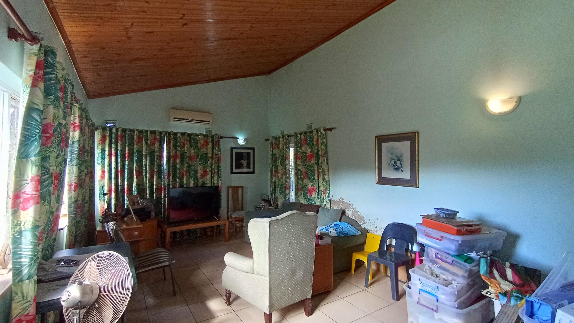 Lounges - 37 square meters of property in Westville 