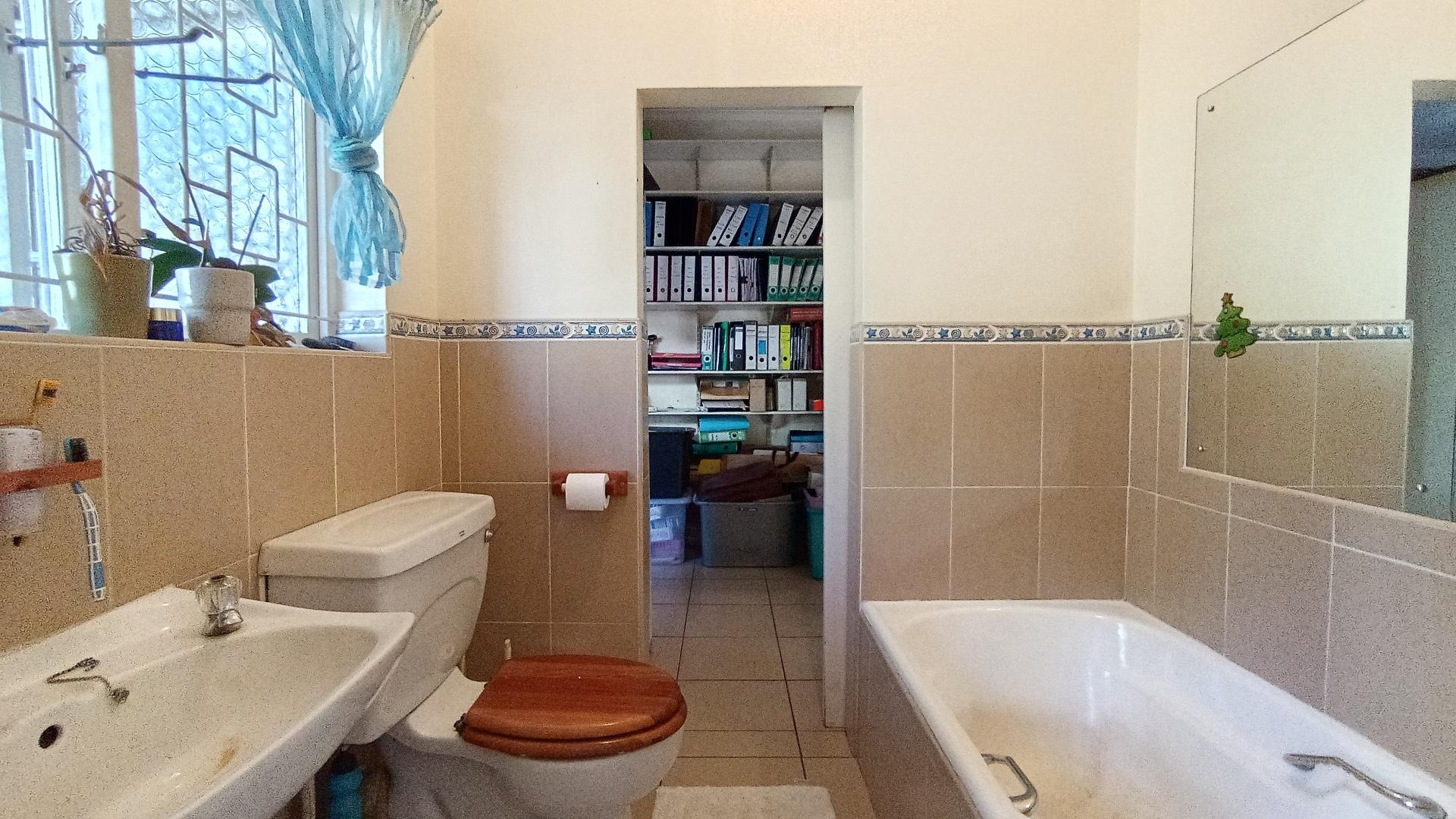 Bathroom 1 - 5 square meters of property in Westville 