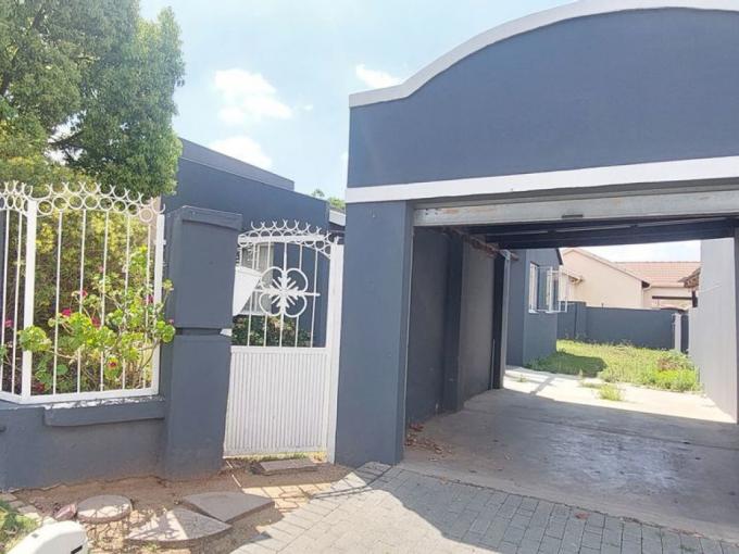 3 Bedroom House for Sale For Sale in Olievenhoutbos - MR600899