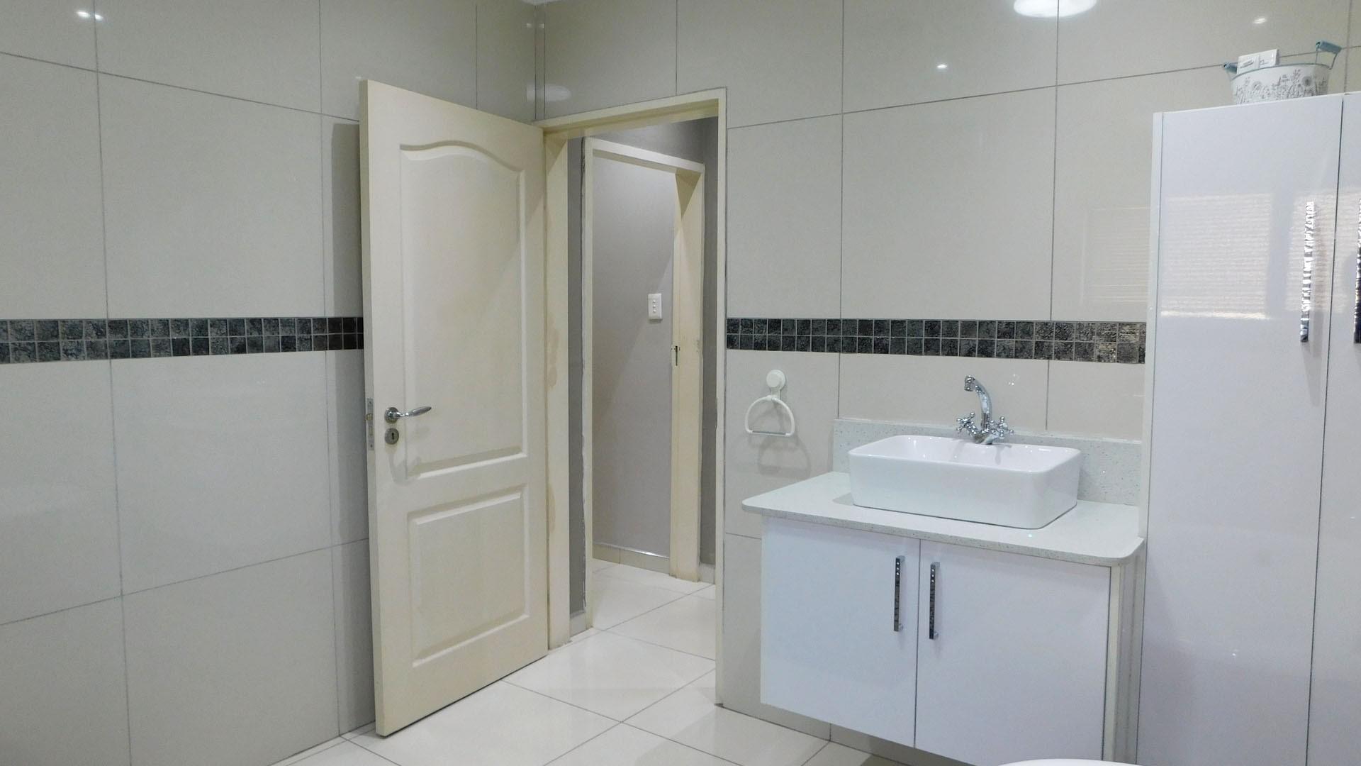 Bathroom 1 - 10 square meters of property in Cleland