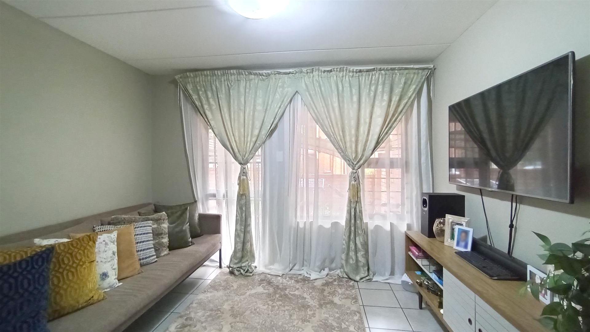 Lounges - 14 square meters of property in La Montagne