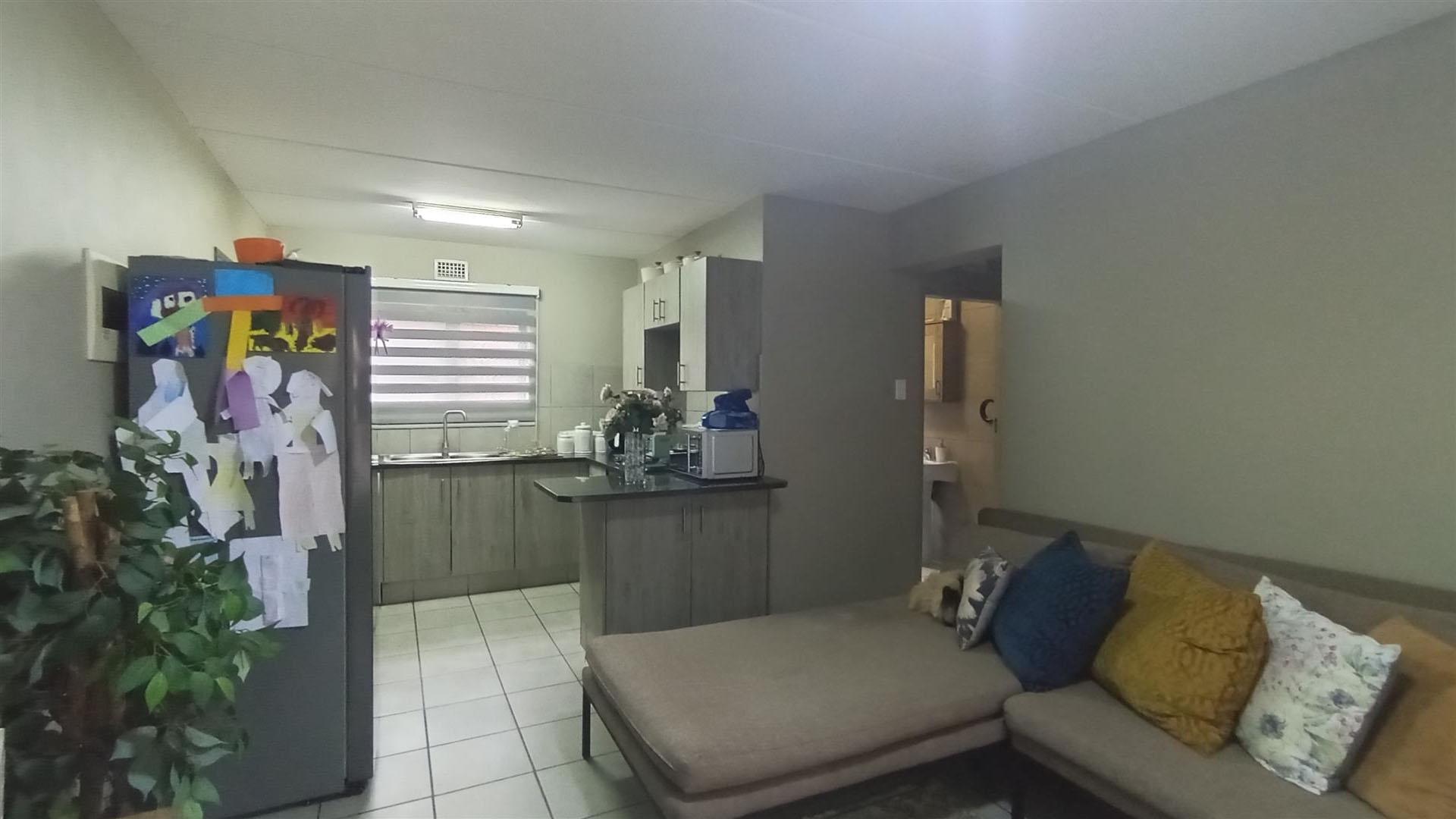 Lounges - 14 square meters of property in La Montagne