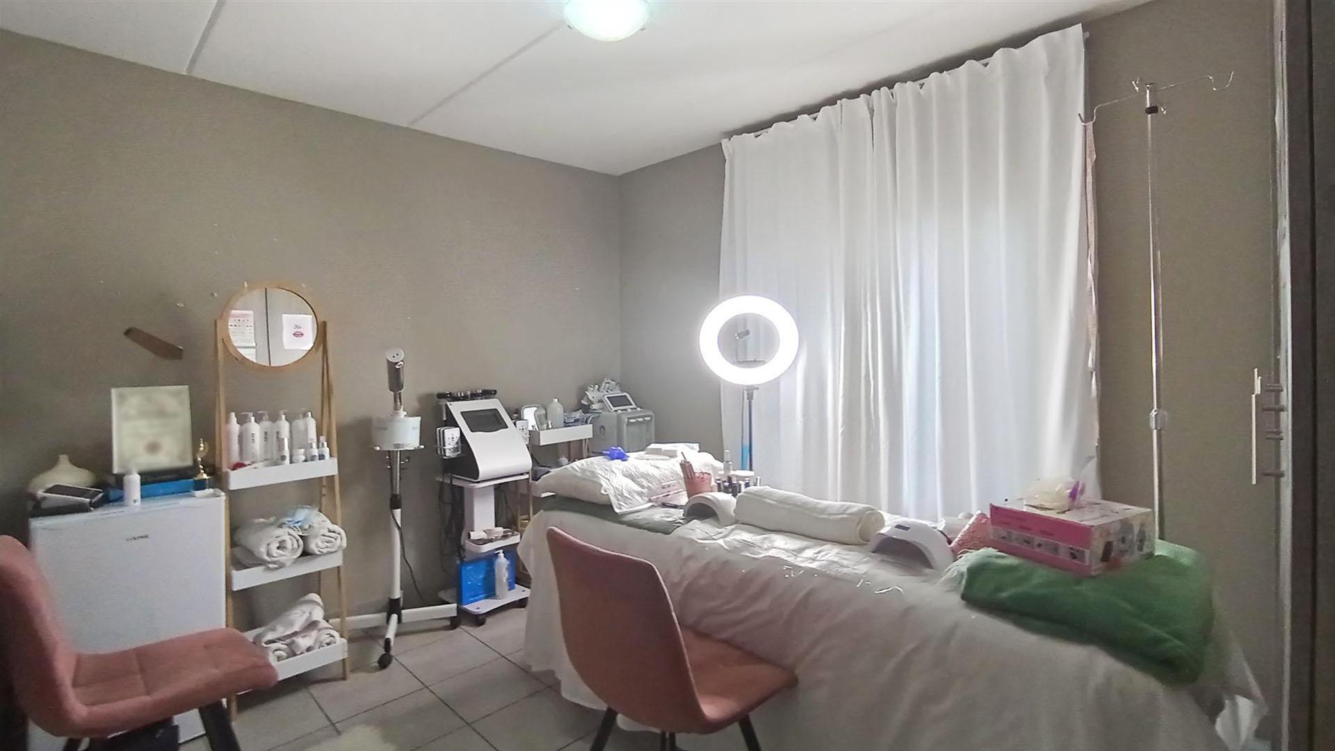 Main Bedroom - 12 square meters of property in La Montagne