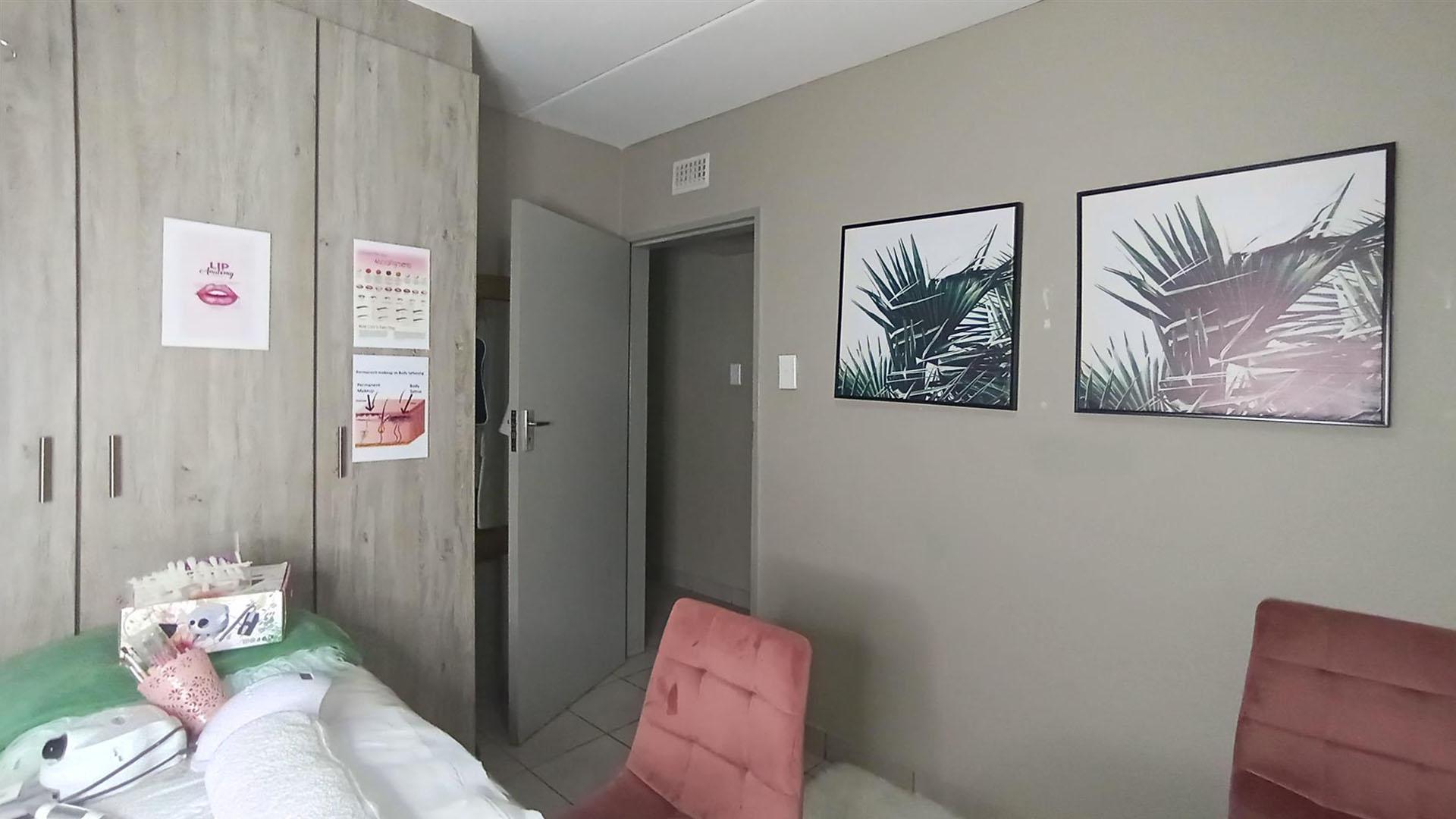Main Bedroom - 12 square meters of property in La Montagne
