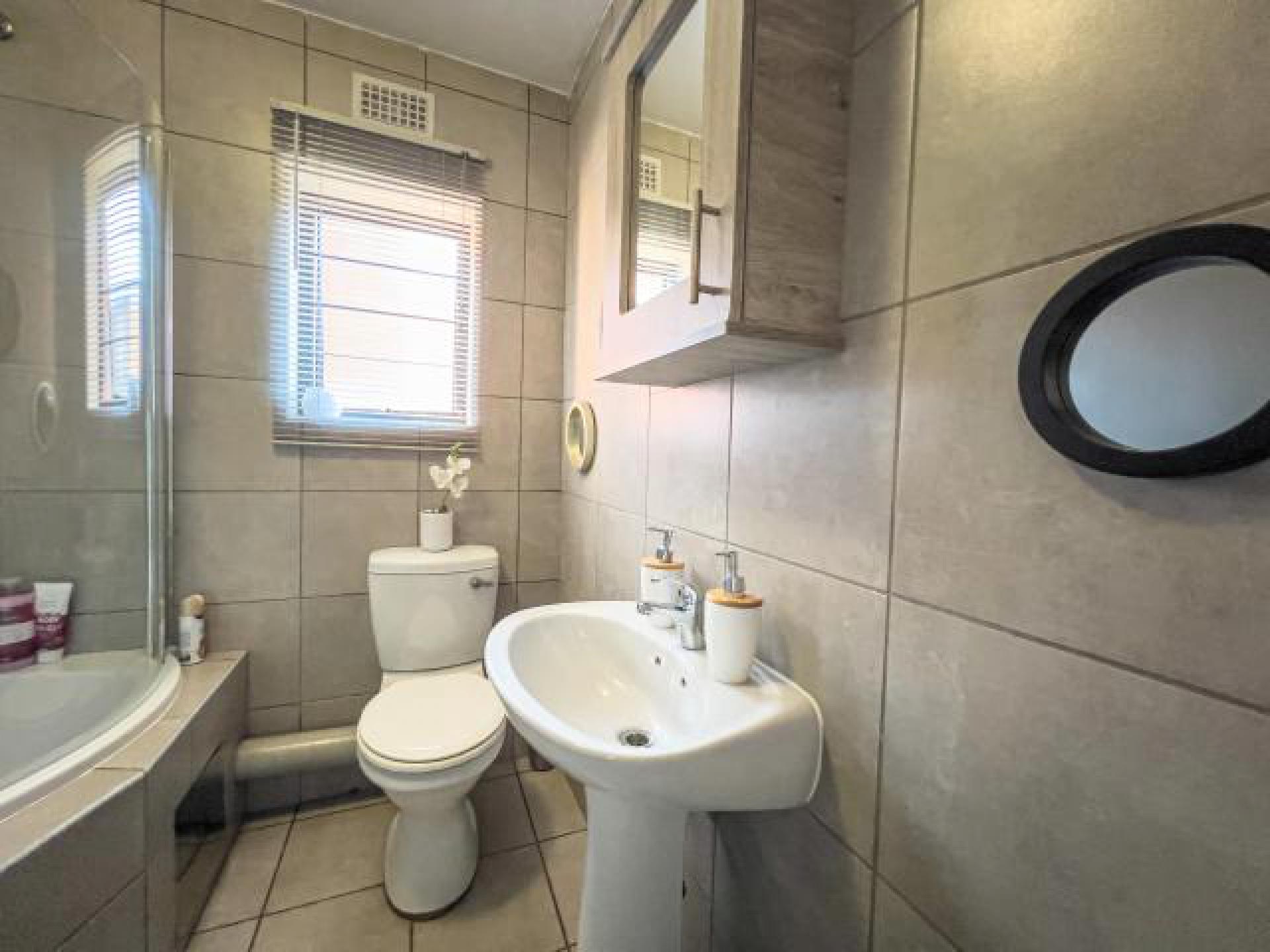 Bathroom 1 - 5 square meters of property in La Montagne