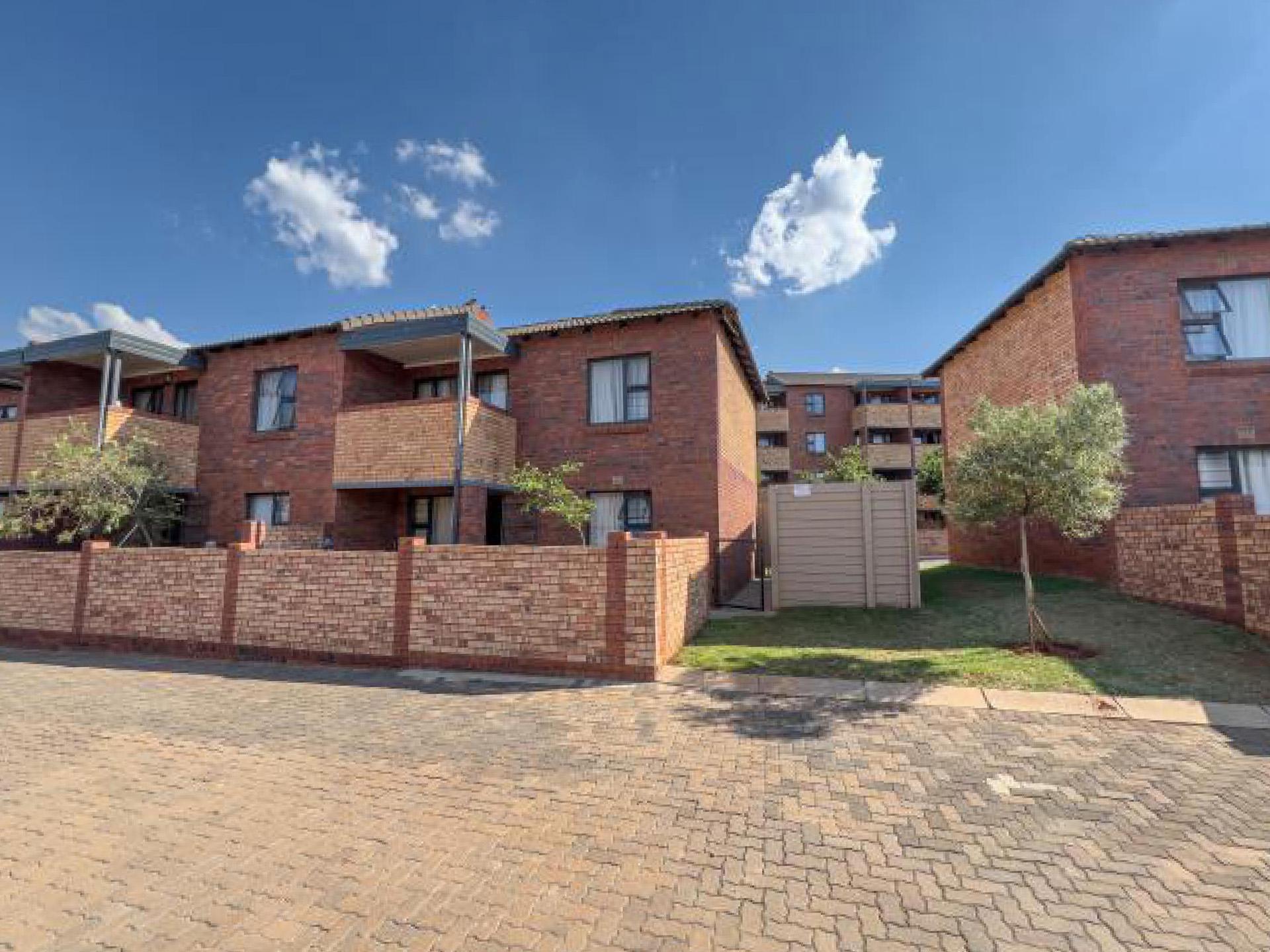 Front View of property in La Montagne
