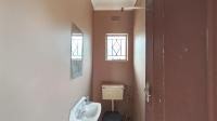 Staff Bathroom - 2 square meters of property in Brackenhurst