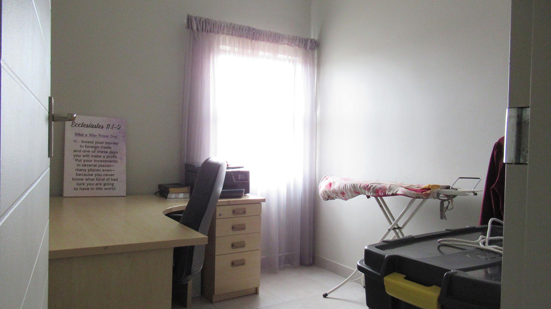 Bed Room 1 - 9 square meters of property in Cosmo City