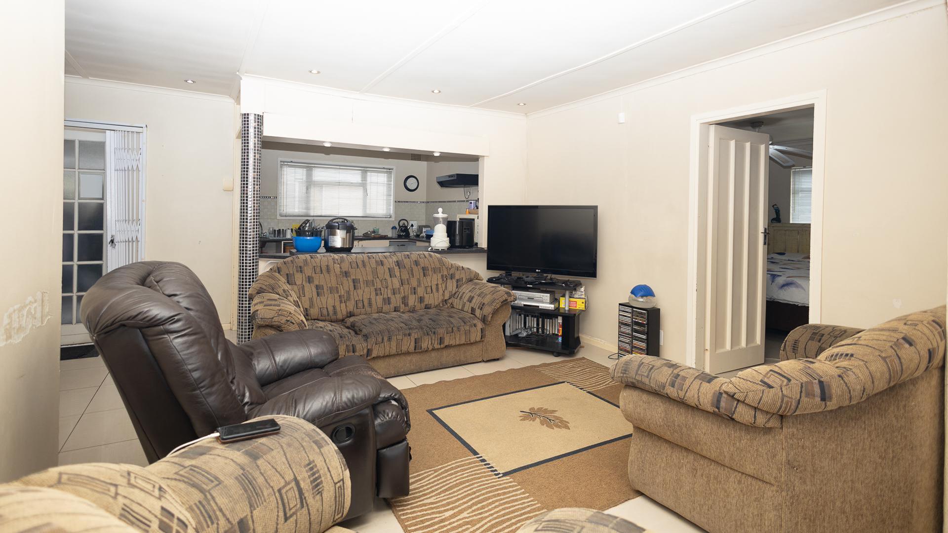 Lounges of property in Bothasig 