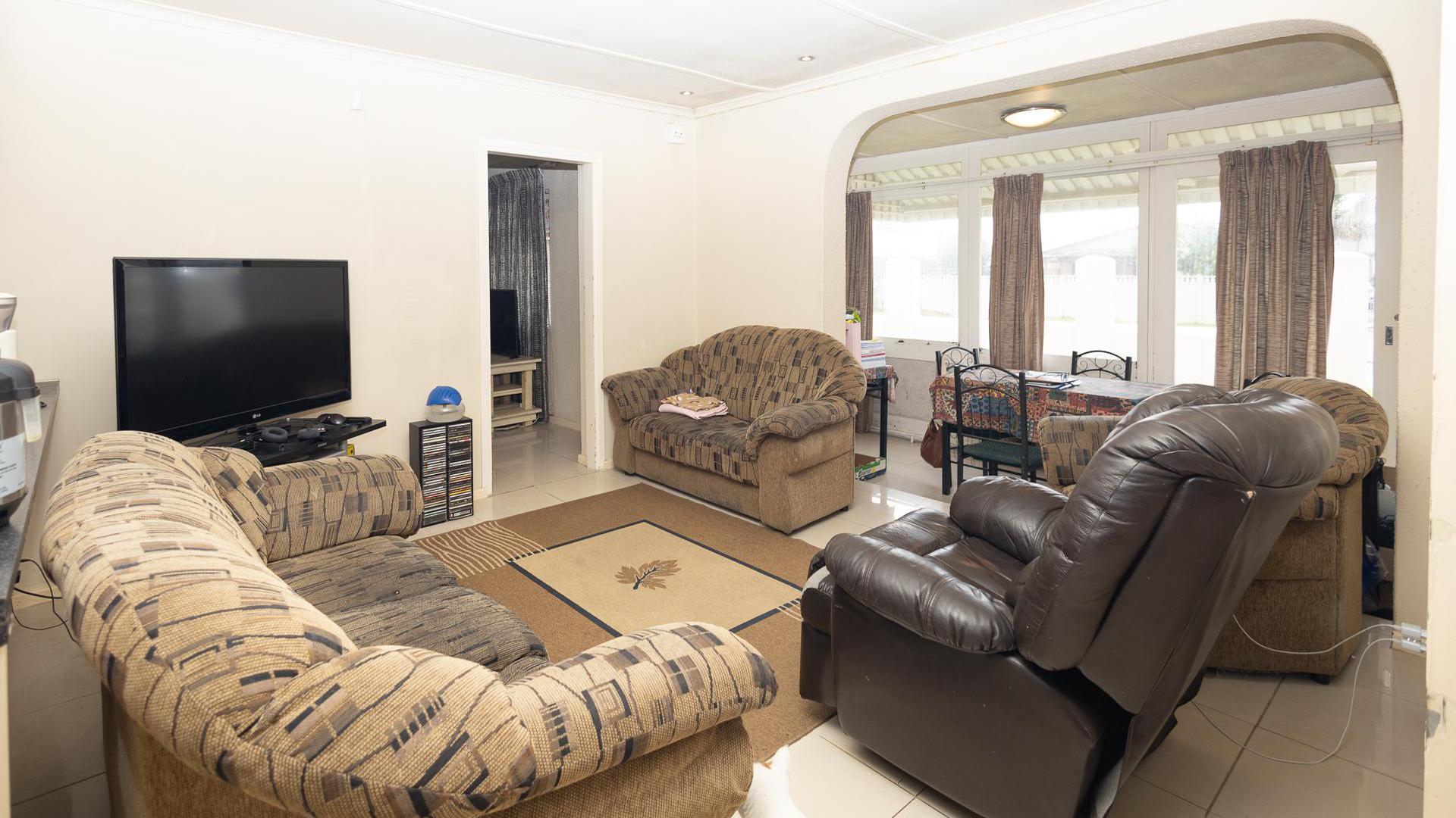 Lounges of property in Bothasig 