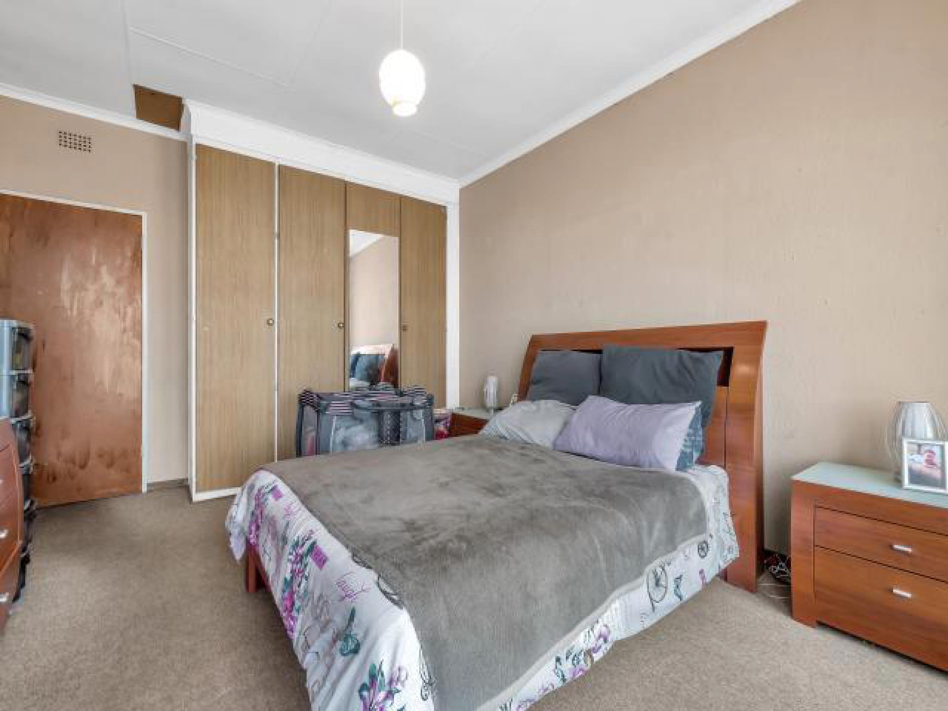 Main Bedroom - 22 square meters of property in Florida