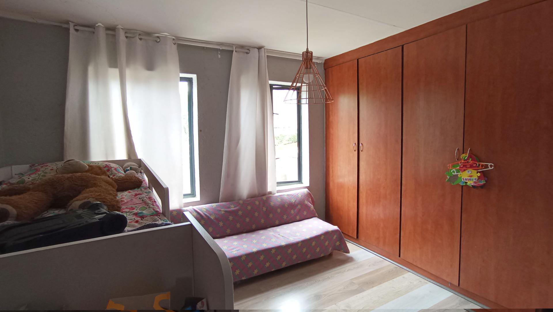 Bed Room 1 - 16 square meters of property in Darrenwood