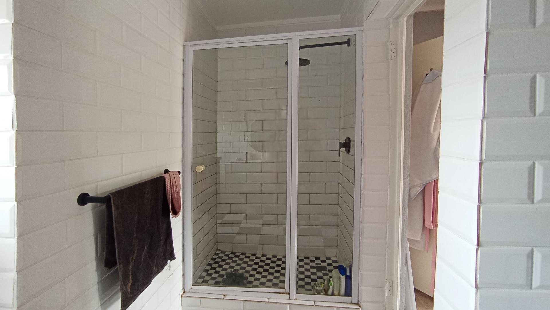 Main Bathroom - 9 square meters of property in Darrenwood