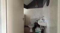 Guest Toilet - 3 square meters of property in Darrenwood