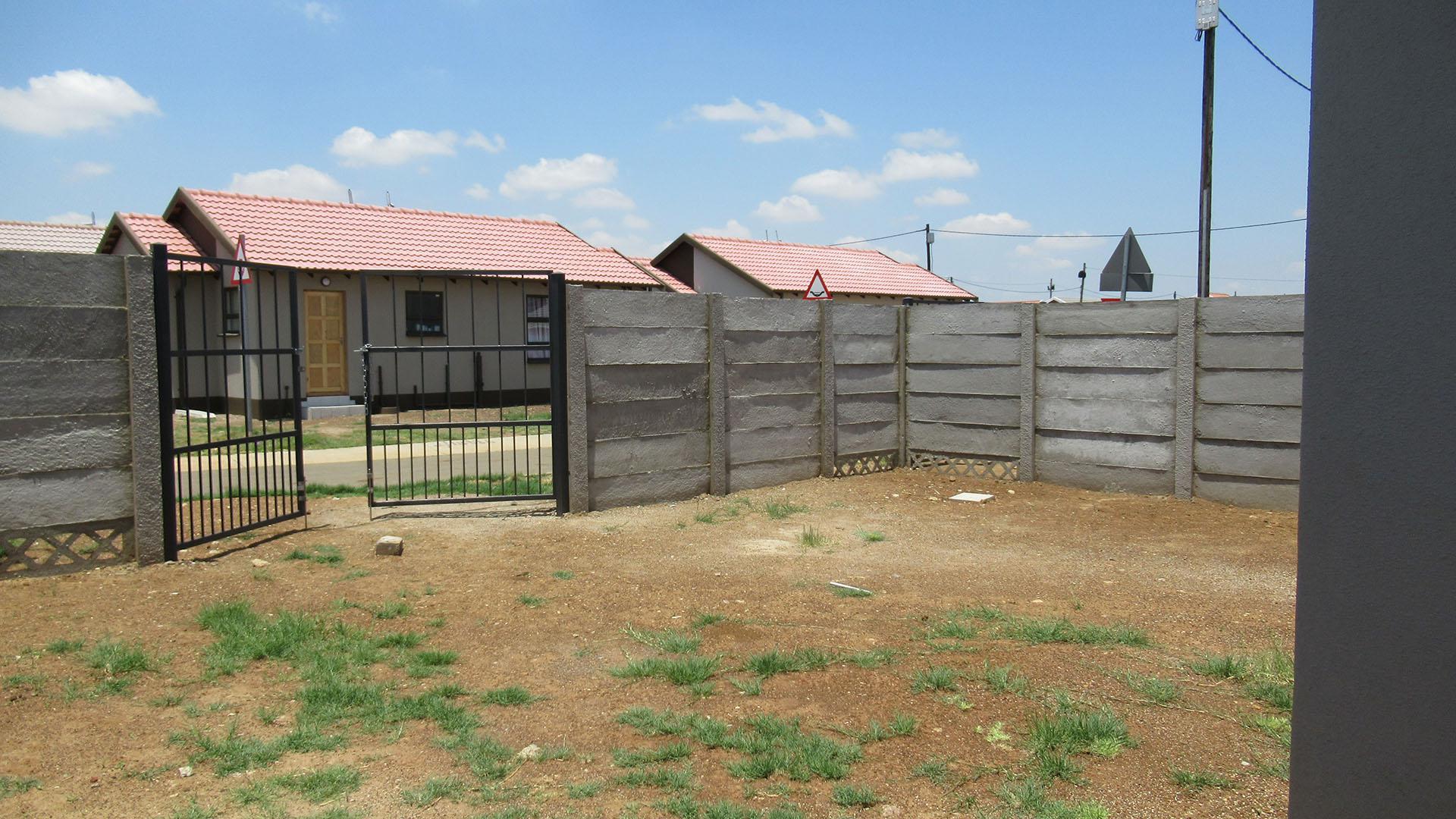 Front View of property in Savanna City