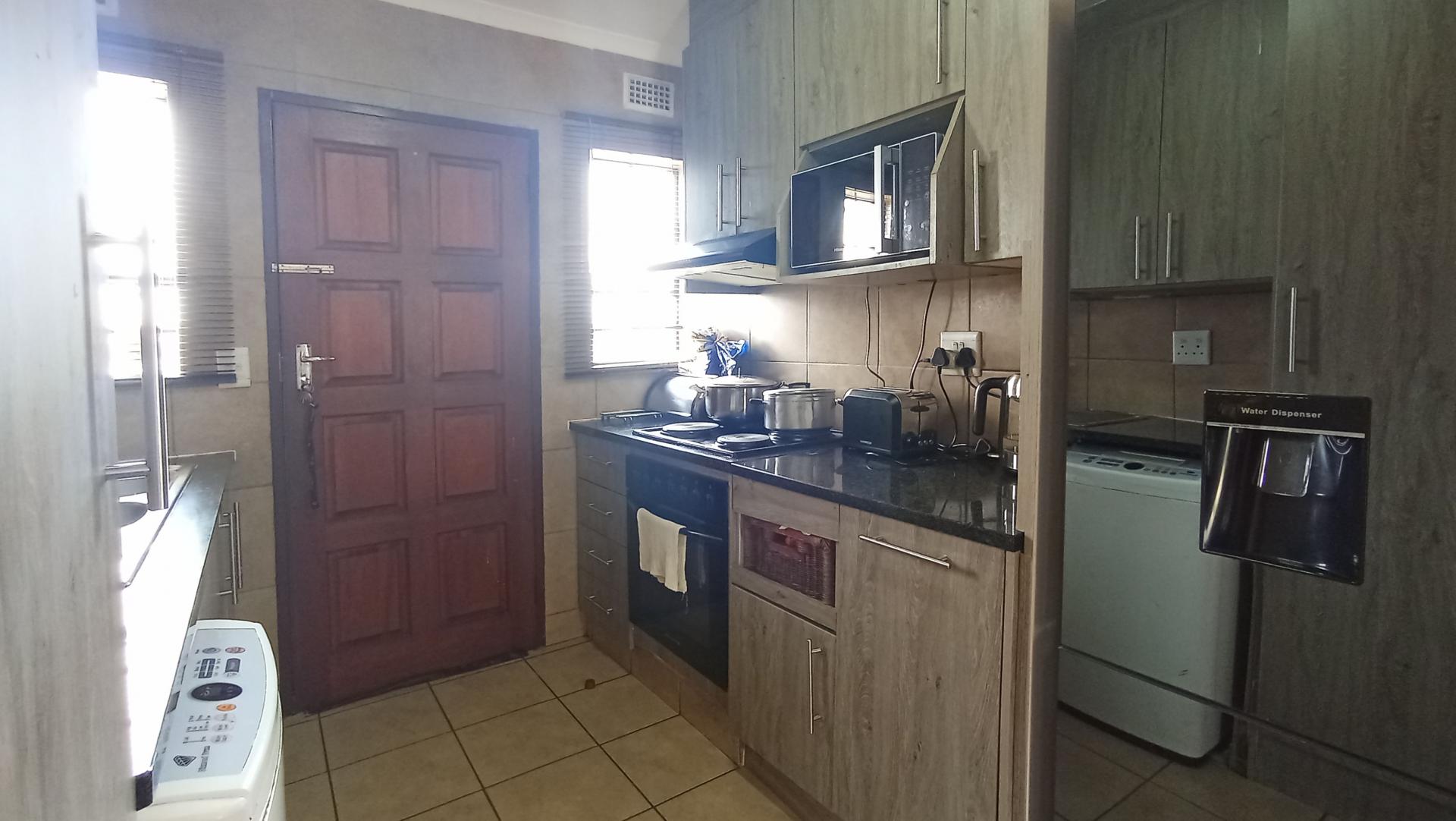 Kitchen - 6 square meters of property in Olievenhoutbos
