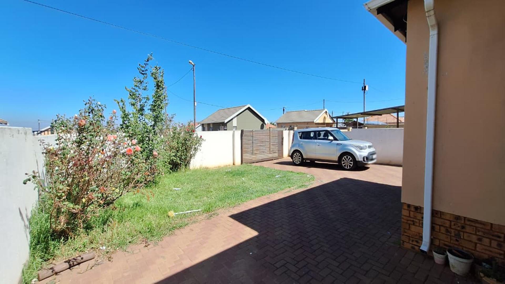 Garden of property in Savanna City