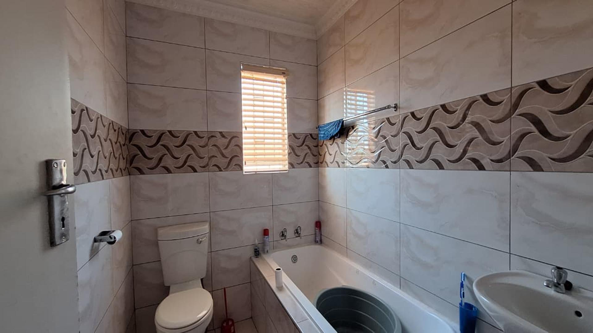 Bathroom 2 of property in Savanna City