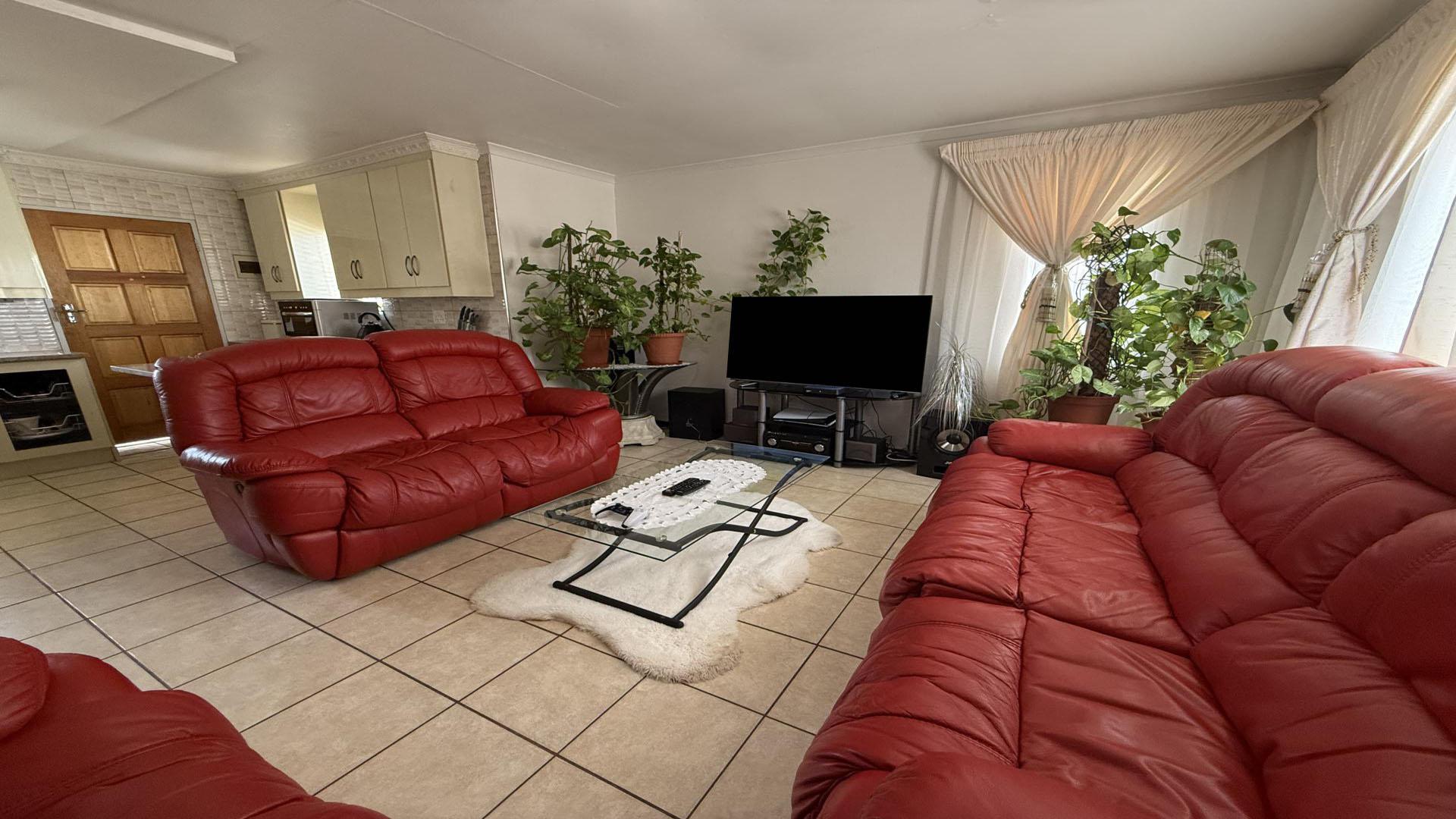 Lounges - 33 square meters of property in Savanna City