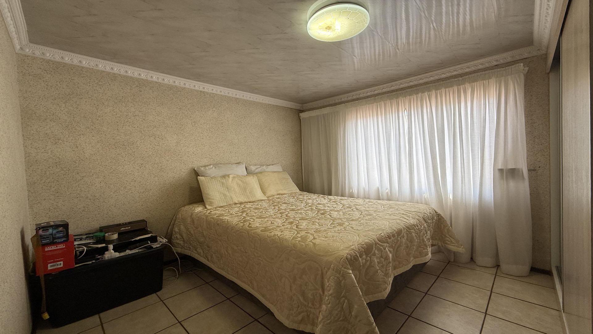 Bed Room 2 - 21 square meters of property in Savanna City