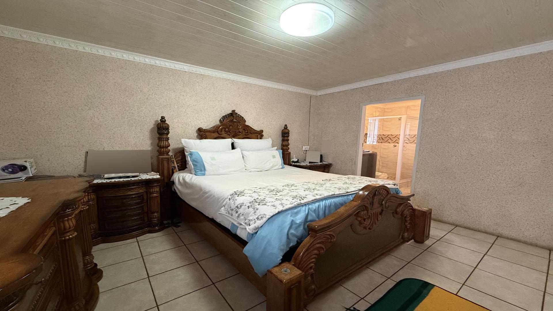 Bed Room 1 - 22 square meters of property in Savanna City
