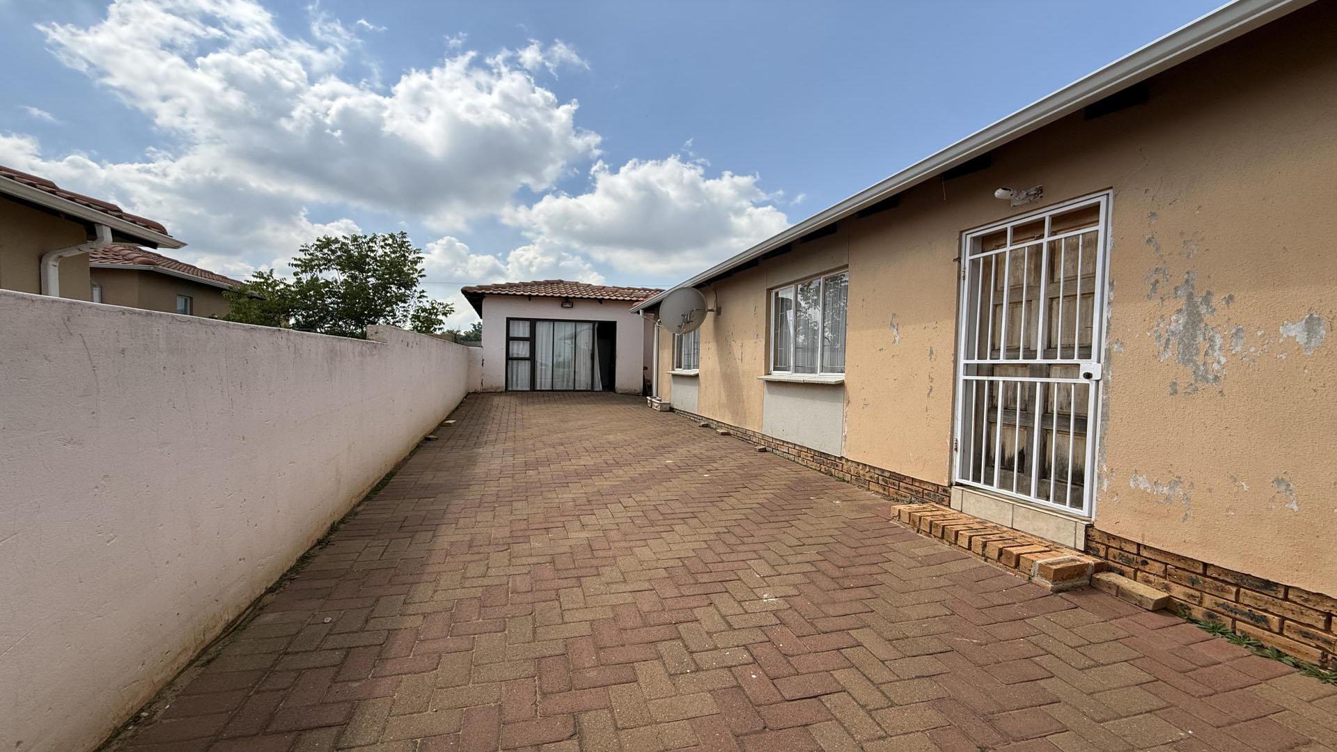 Front View of property in Savanna City