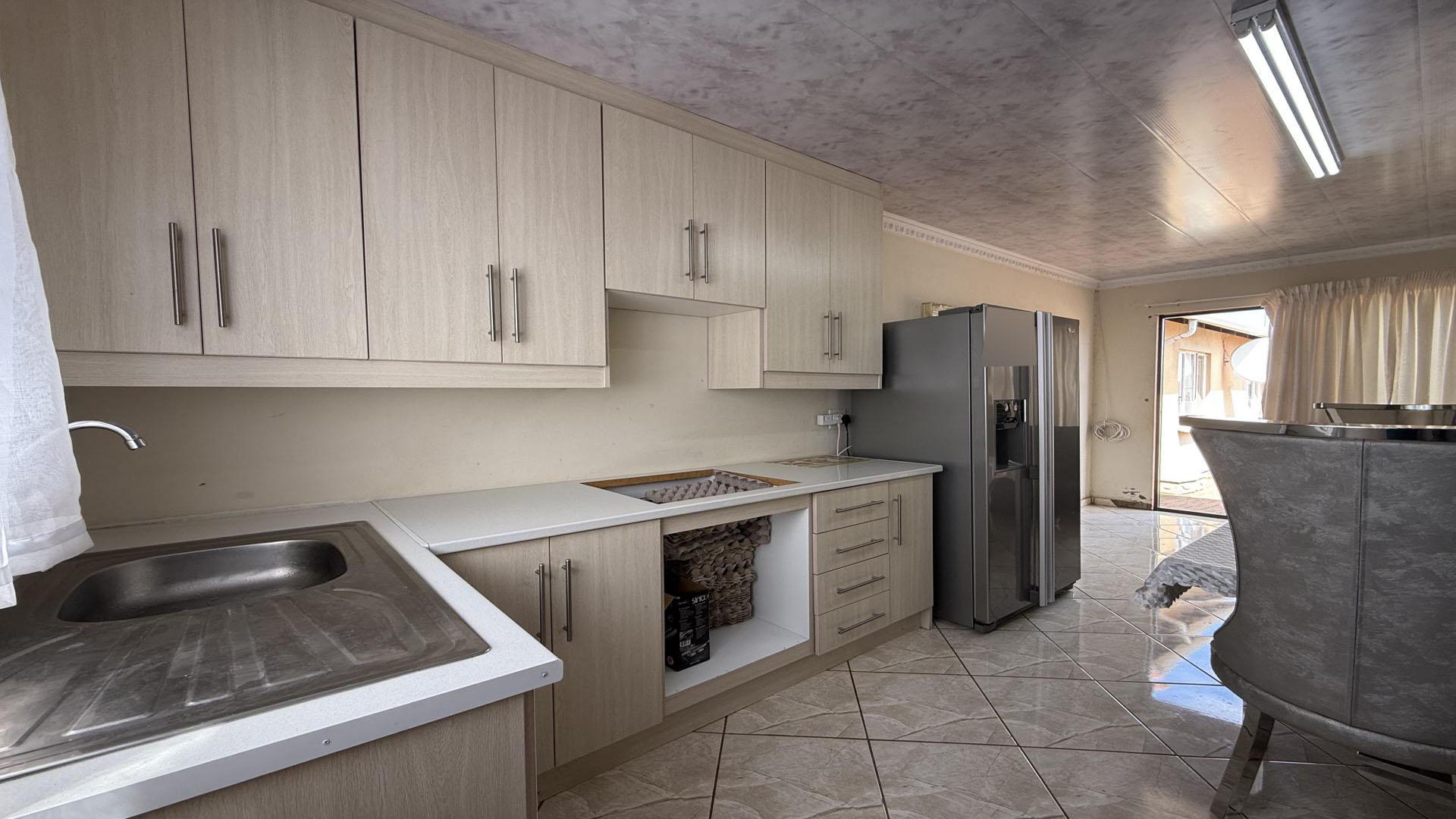 Kitchen - 18 square meters of property in Savanna City