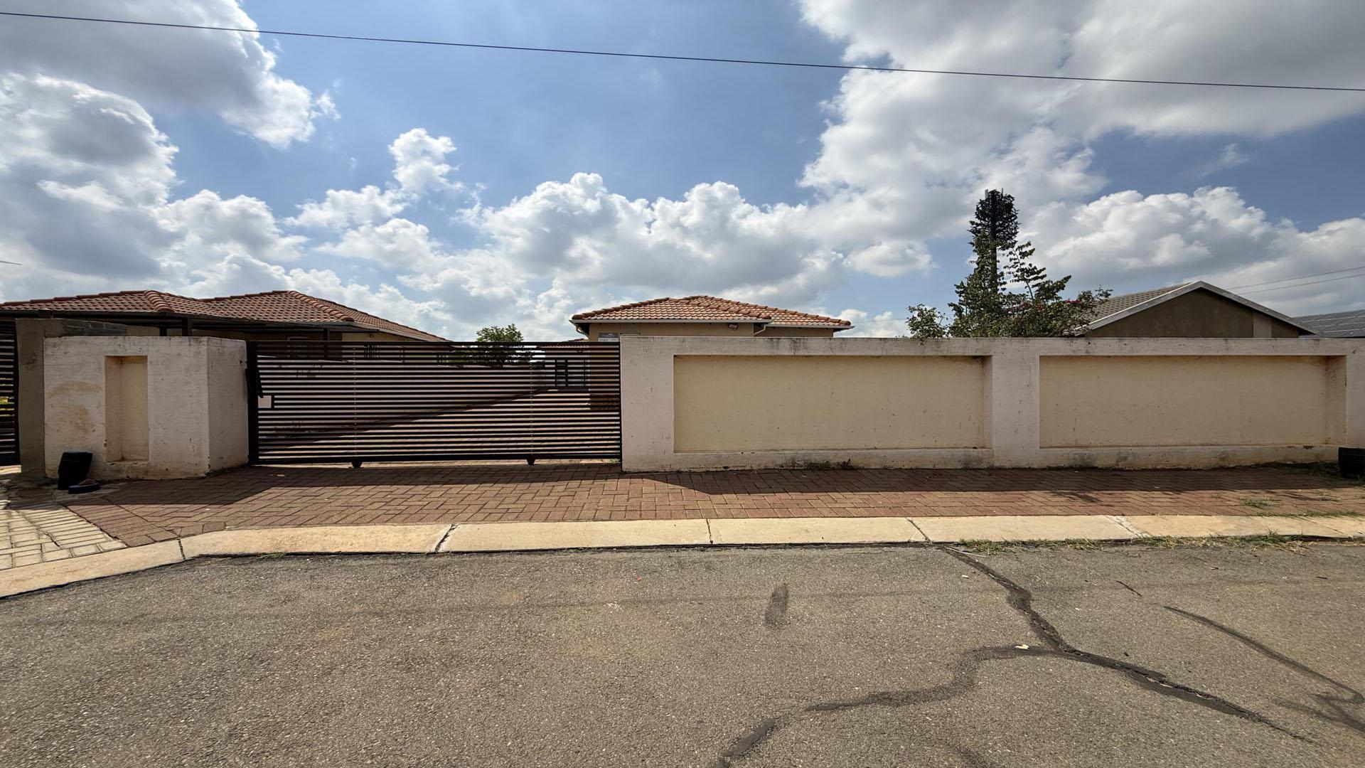 Front View of property in Savanna City