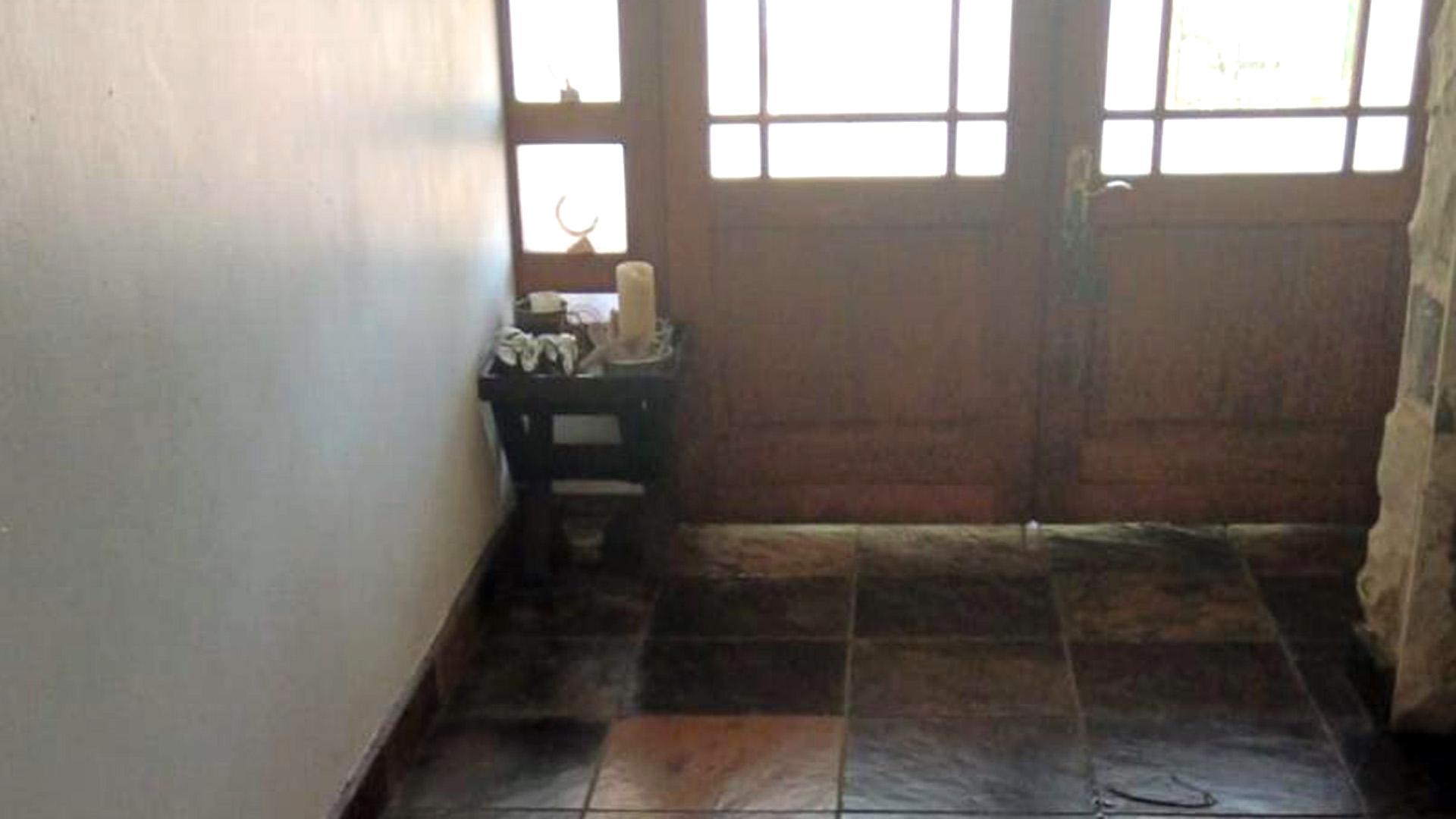 Foyer of property in Glen Hills