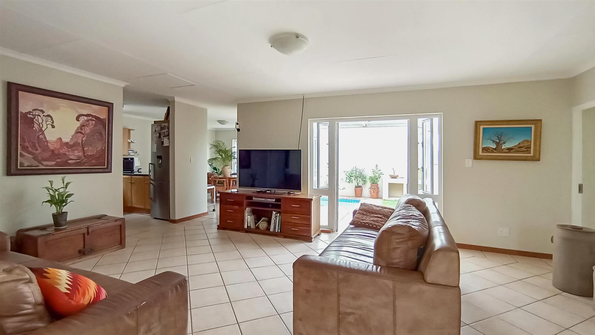 Lounges - 33 square meters of property in Silver Lakes