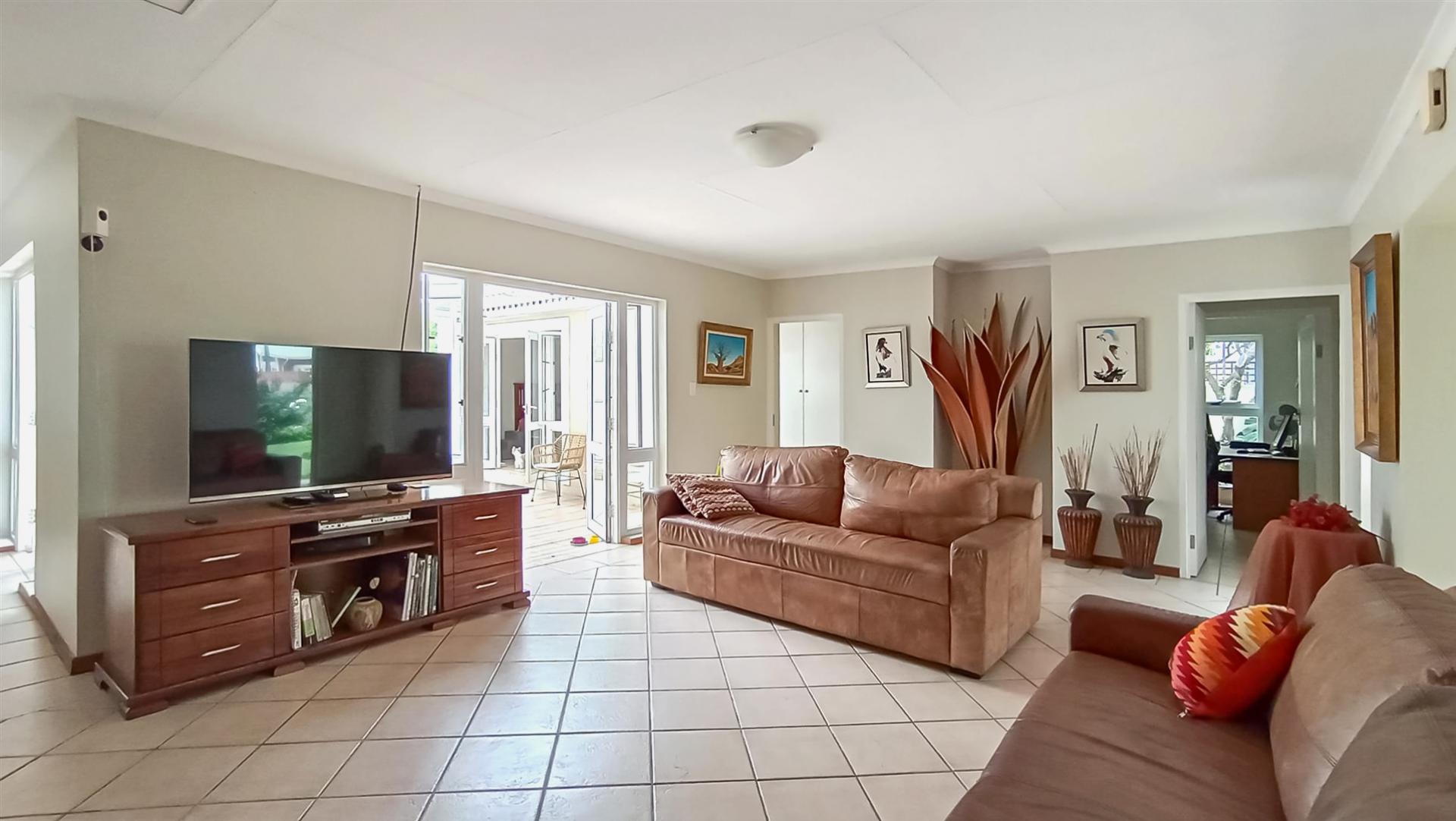 Lounges - 33 square meters of property in Silver Lakes