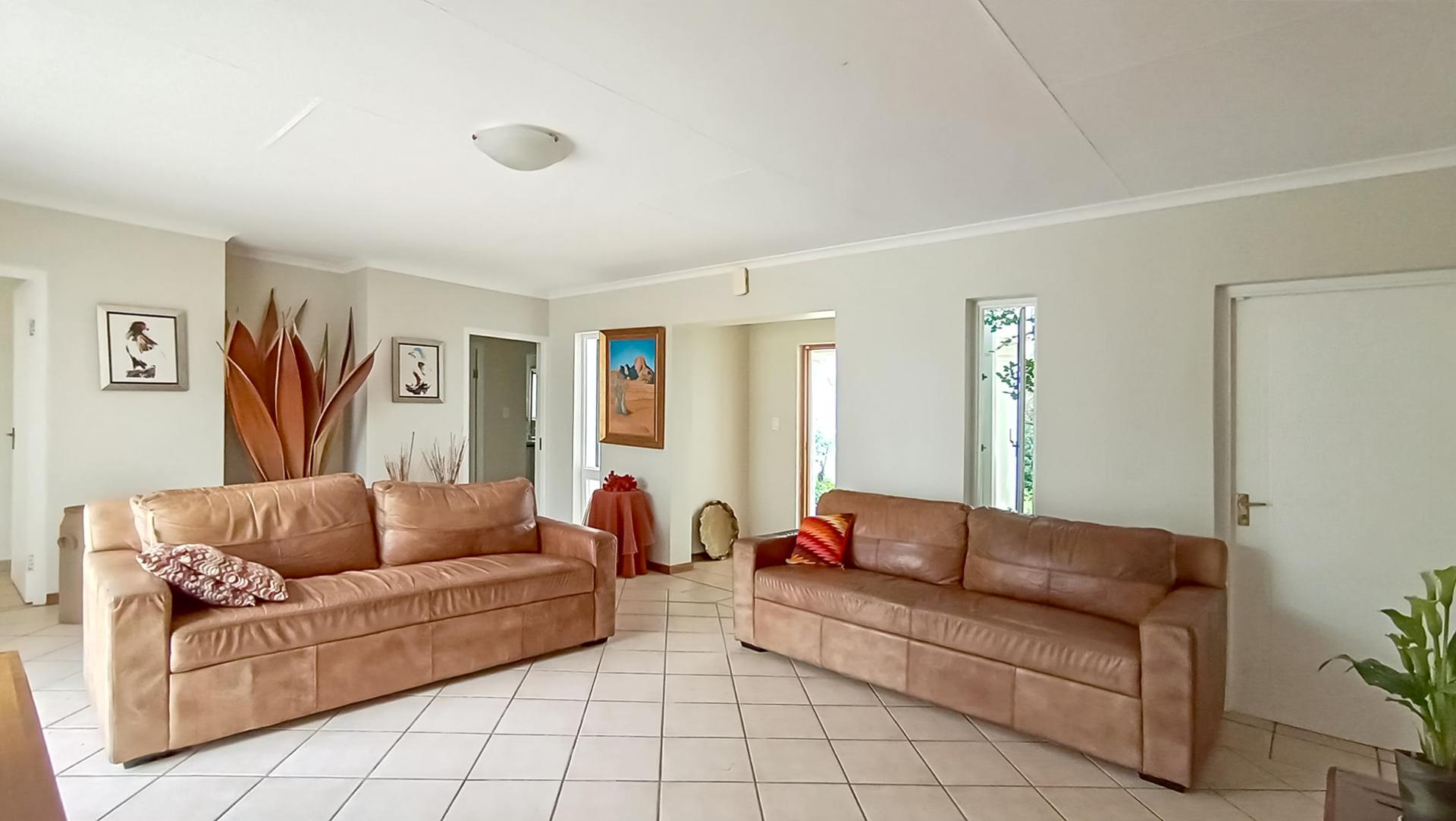 Lounges - 33 square meters of property in Silver Lakes