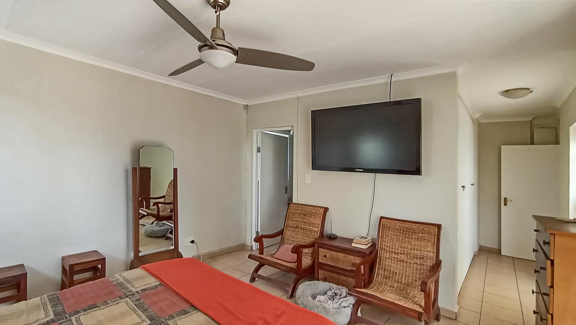 Main Bedroom - 25 square meters of property in Silver Lakes