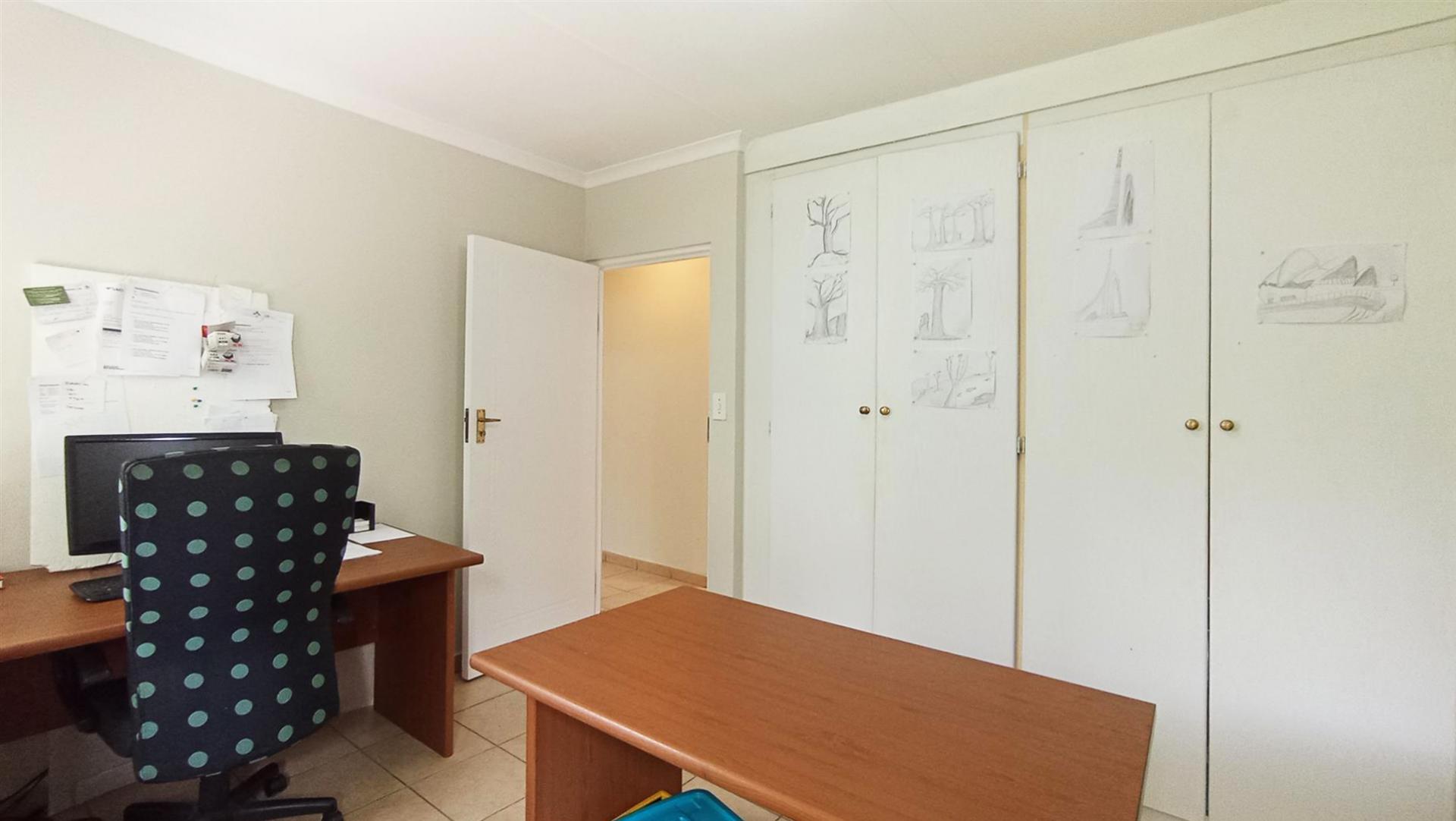 Bed Room 1 - 15 square meters of property in Silver Lakes