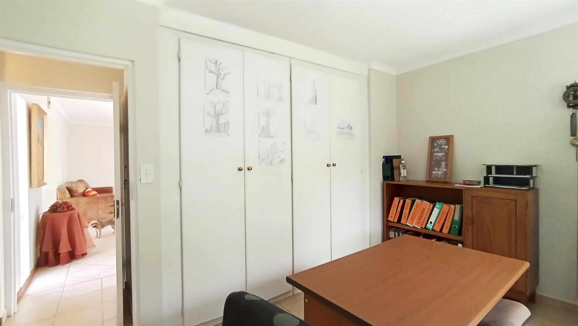 Bed Room 1 - 15 square meters of property in Silver Lakes