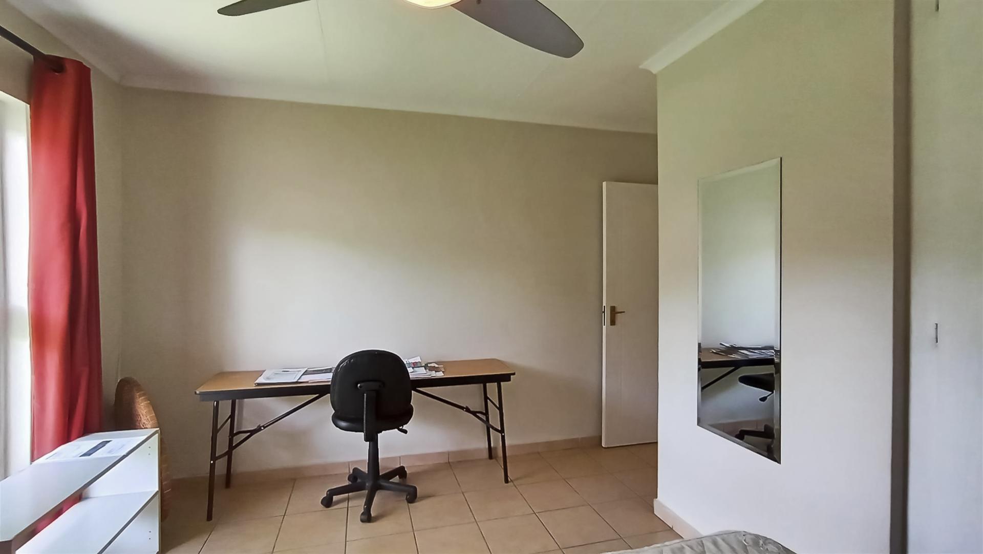 Bed Room 2 - 16 square meters of property in Silver Lakes