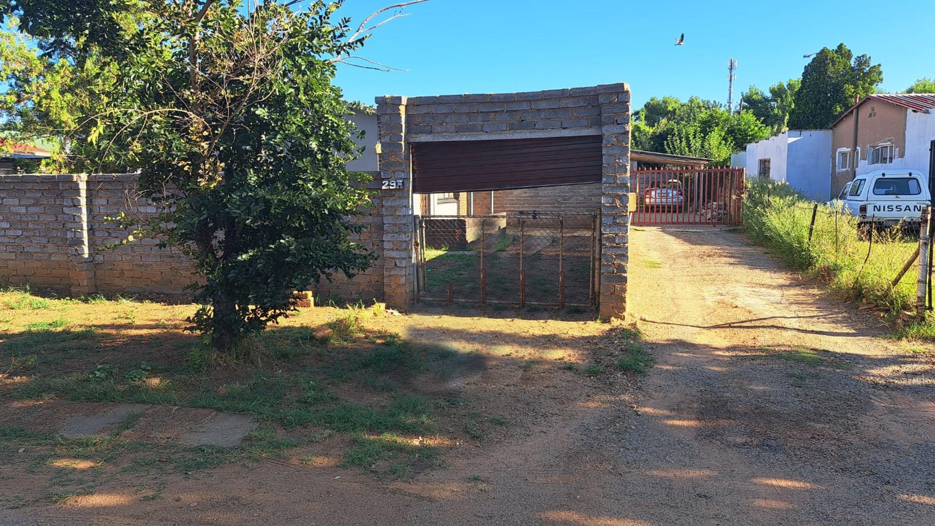 Front View of property in Boetrand